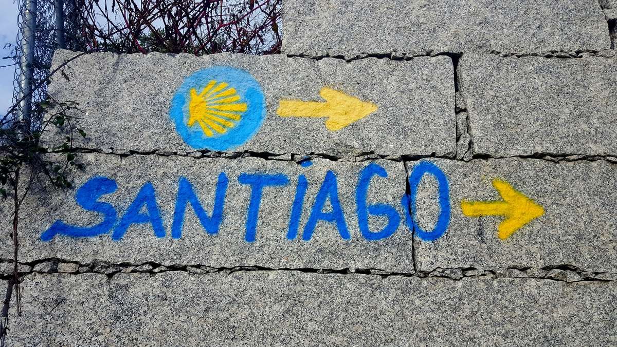 Gele pijlen naar santiago de Compostela