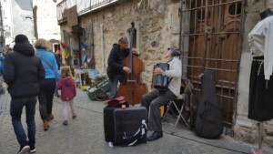 Markt en muziek in Les Vans