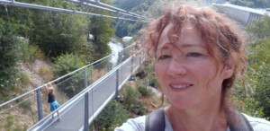 Wandelvrouw bij de langste wandelhangbrug te wereld
