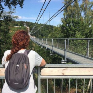wandelvrouw kijkt naar Titan rt - de langste wandelhangbrug ter wereld