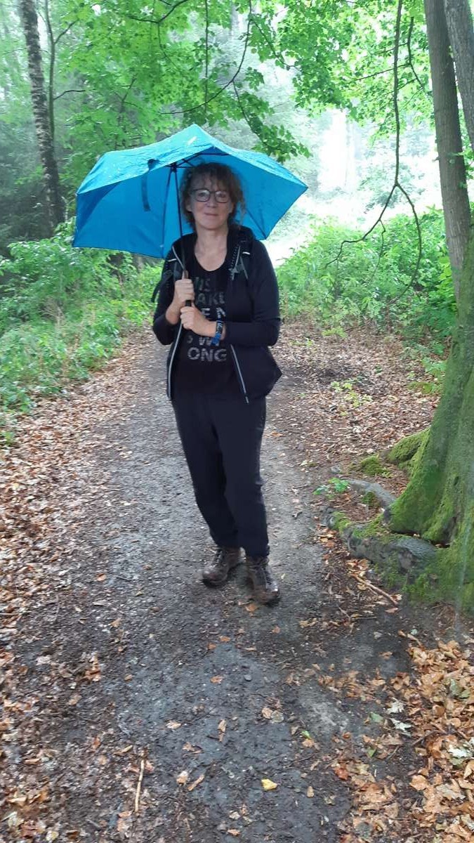 Wandelvrouw met paraplu