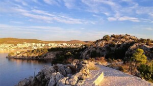 Kroatië | Doen in Šibenik: wandelen langs het kanaal van Sveti Ante - wandelpad - zicht op Sibenik
