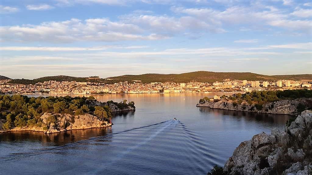 Kroatië | Doen in Šibenik: wandelen langs het kanaal van Sveti Ante - zicht op Sibenik