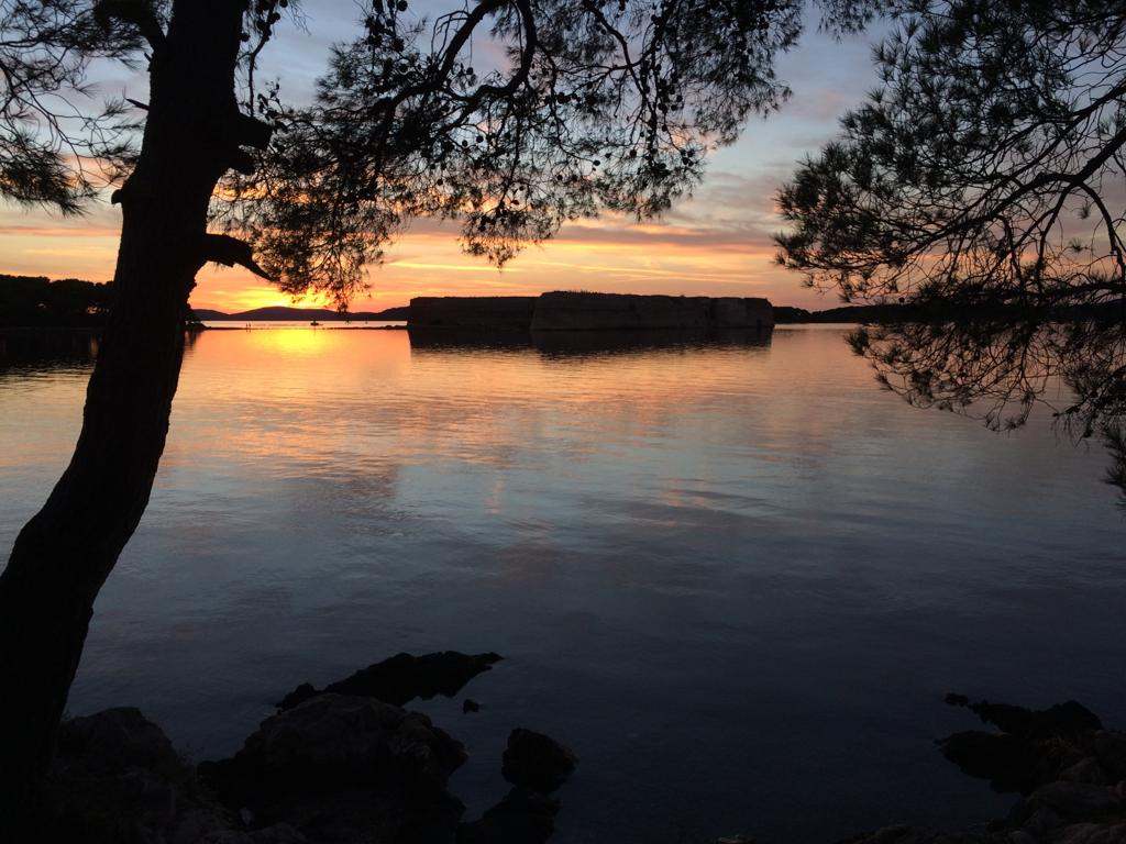 Kroatië | Doen in Šibenik: wandelen langs het kanaal van Sveti Ante - zonsondergang