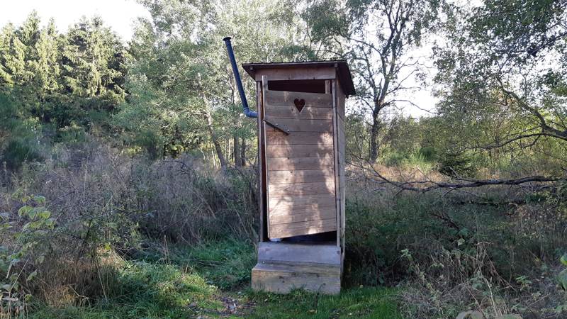 wildkamperen langs de Eifelsteig - hdet eco-toilet op de wildkampeerplek