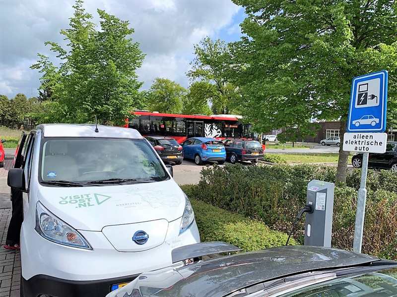 Auto opladen bij Station Nijverdal