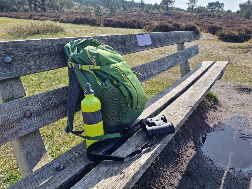 Bakje met rugzak, drinkfles en verrekijker