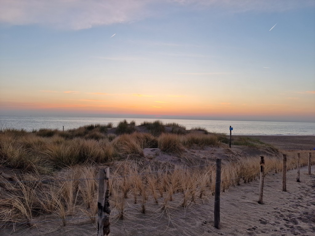 Strandwandeln bij zonszondergang