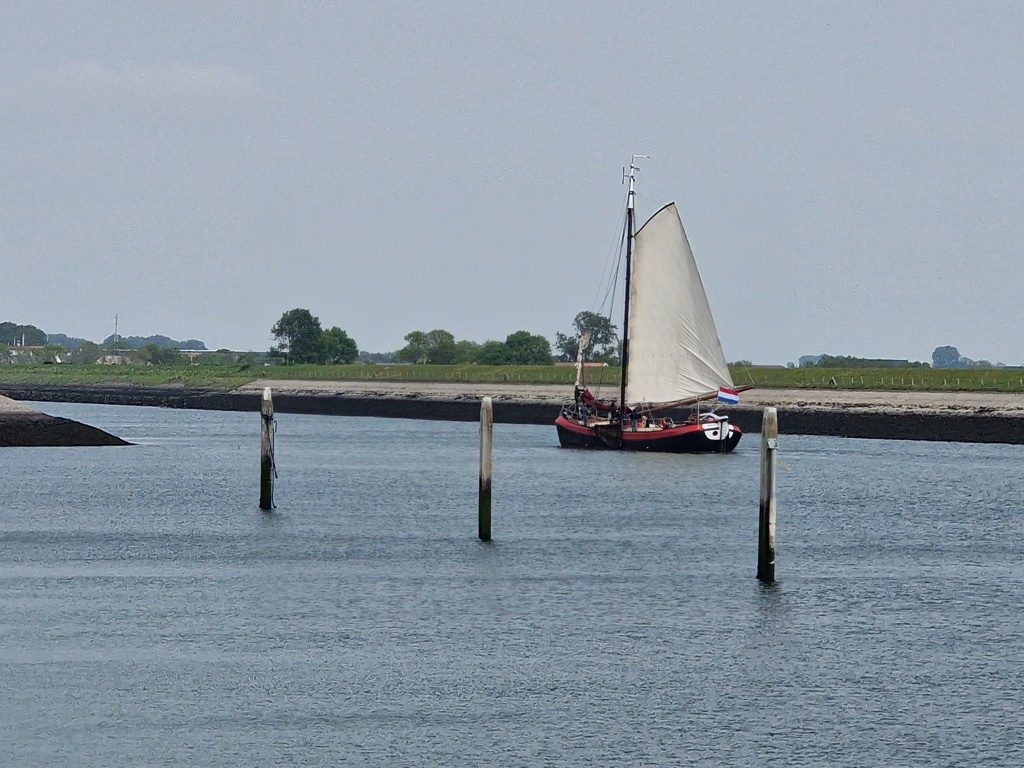 Zeilboot in havenkanaal Zierikzee
