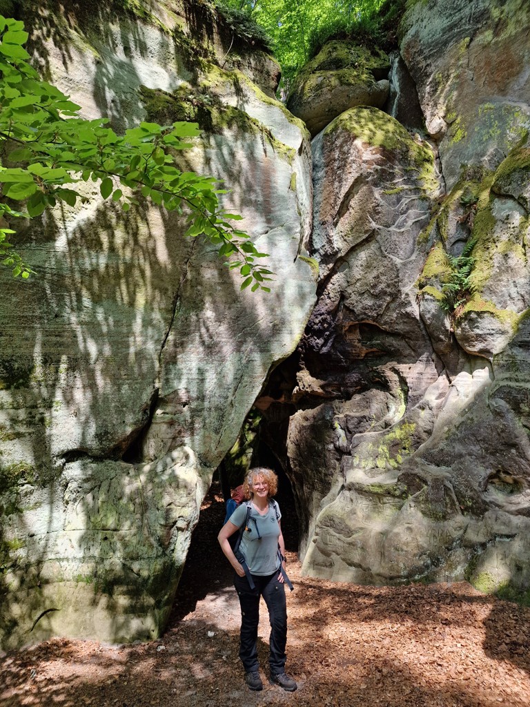 Wandelen tussen zandstenen rotsen