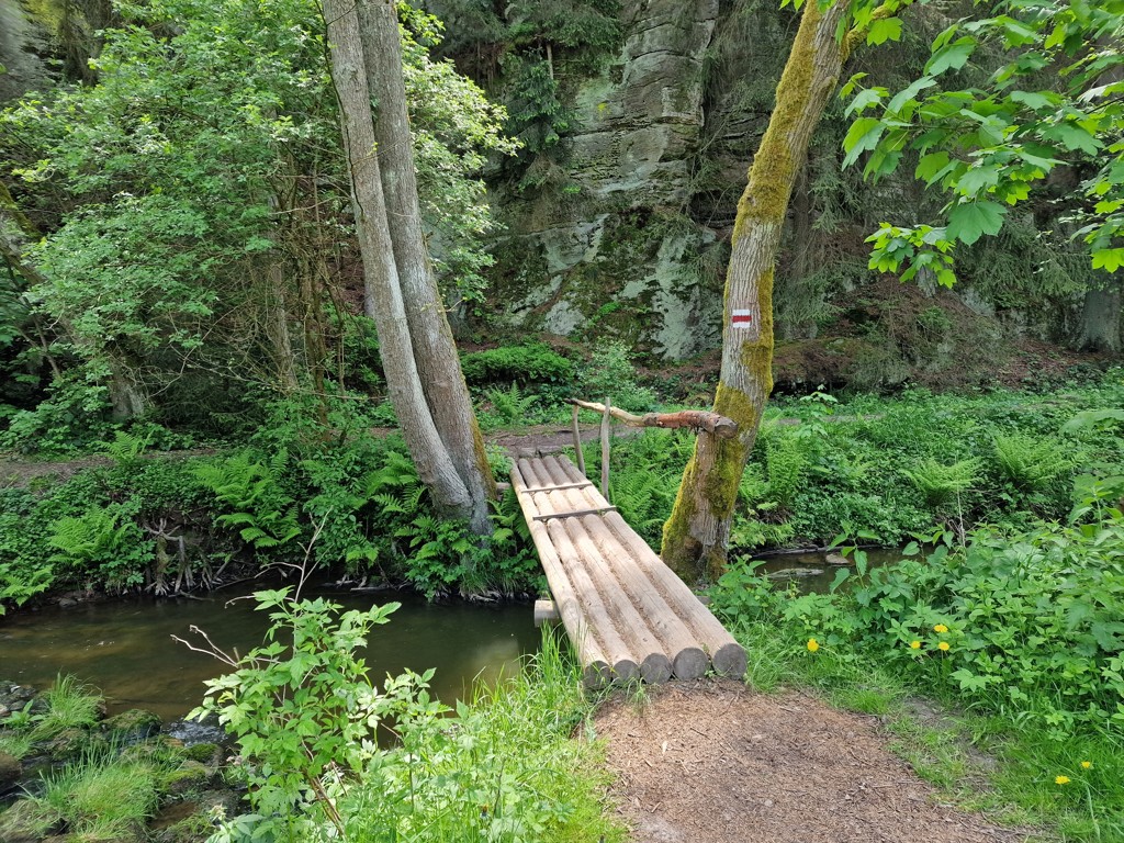 wandelen in Boheems Paradijs over een brug