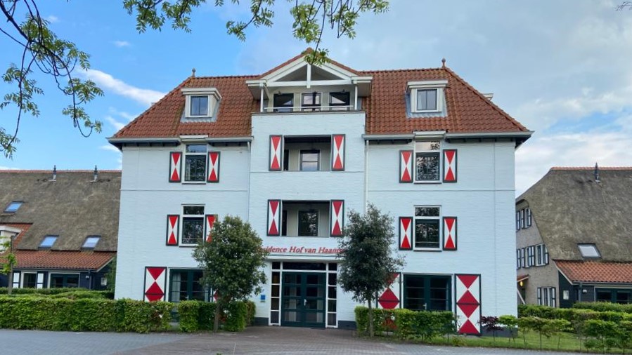 Landal Residence ’t Hof van Haamstede witte gebouw