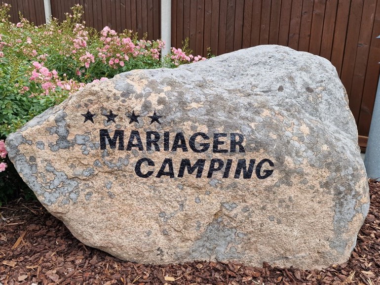 Steen met opschrift Mariager camping