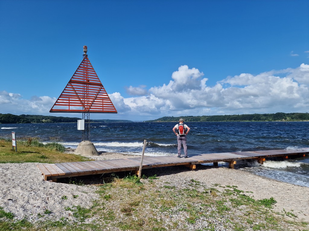 Steiger en baken langs het Mariager Fjord