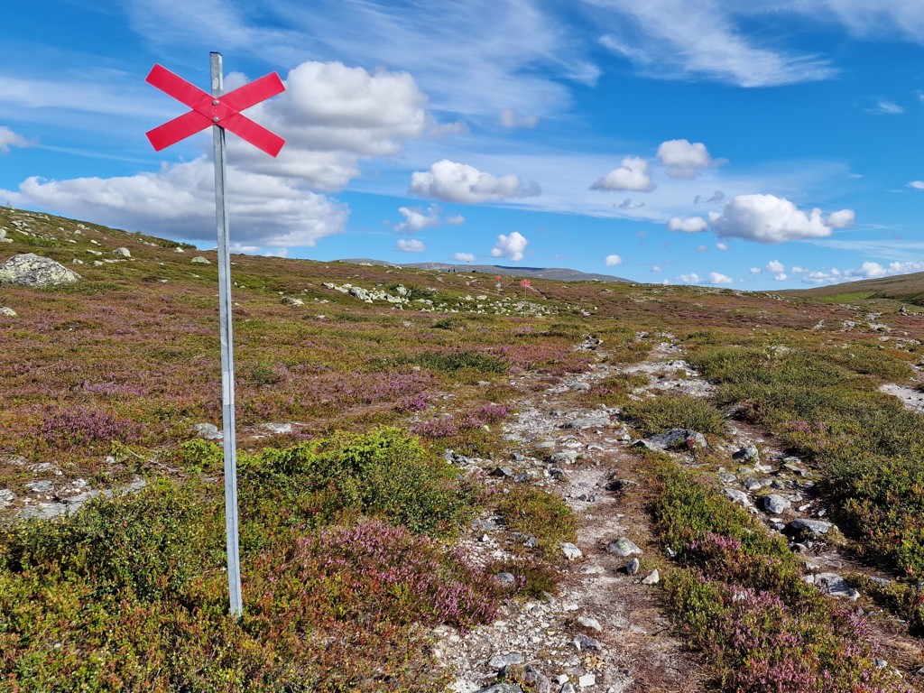 markeringen met rood kruist - wandelen in Långfjället