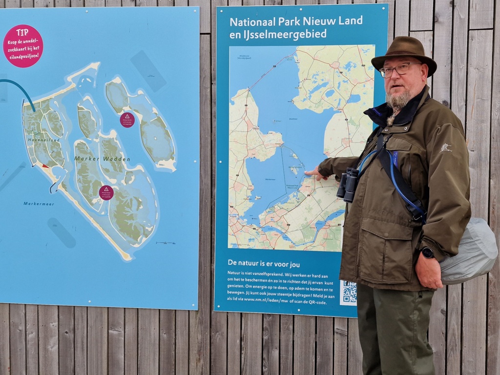 De gids geeft uitleg tijdens vogelexcursie Marker wadden