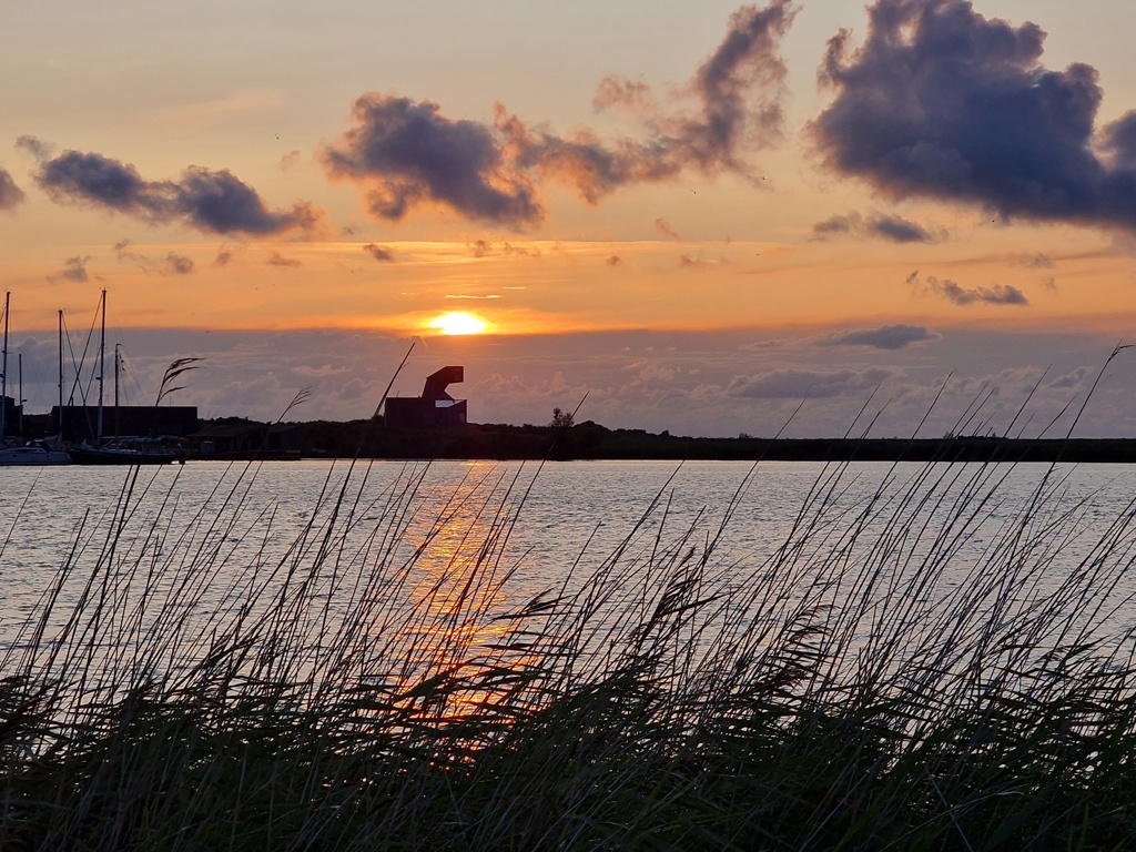 Zonsondergang met uitkijktoren de Steltloper