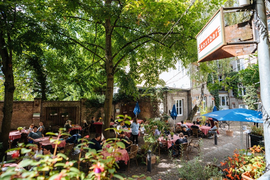 Gezellig eten op een verscholen terras in Saarbrücken.