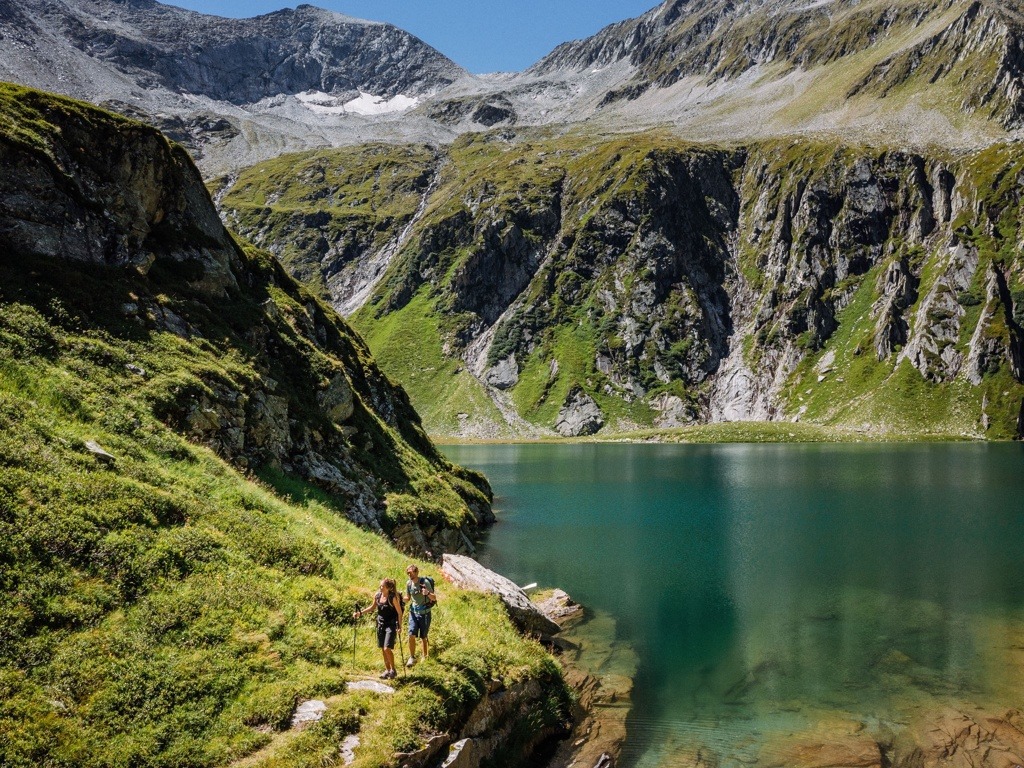 wandelen bij een bergmeer