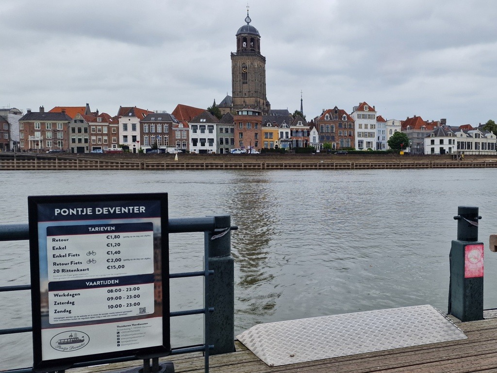 Met de veerboot over naar Deventer. Zicht op Grote Kerk Deventer