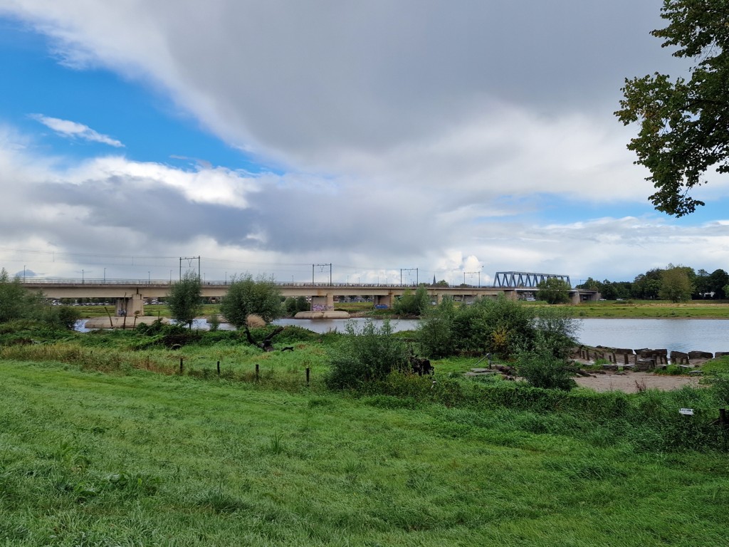 Uiterwaarden IJssel bij Deventer met de spoorbrug