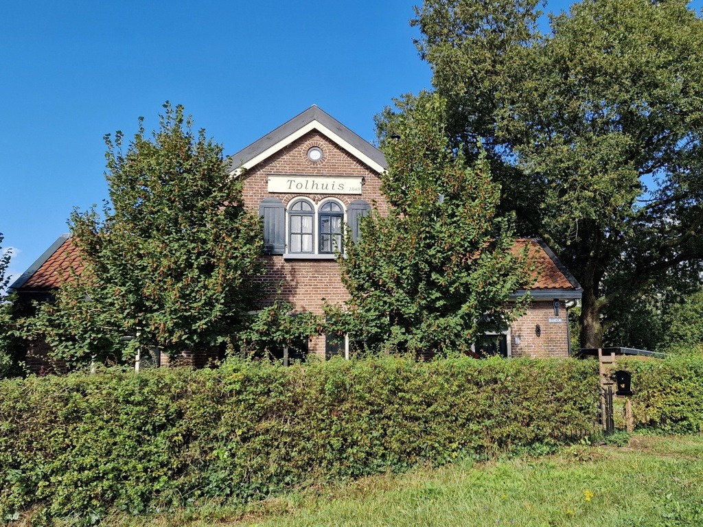 Tolhuis aan de dijk bij Ossenwaard