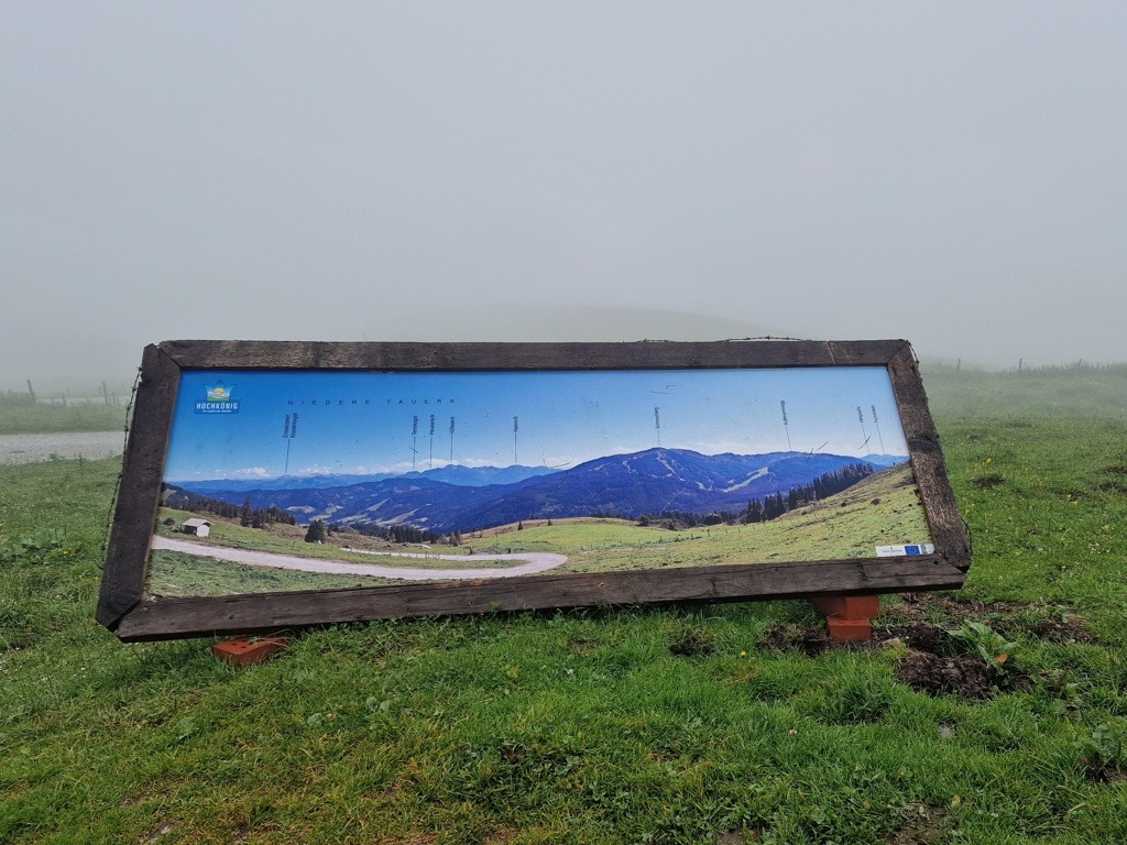 Bord met bergmassief Hochkönig