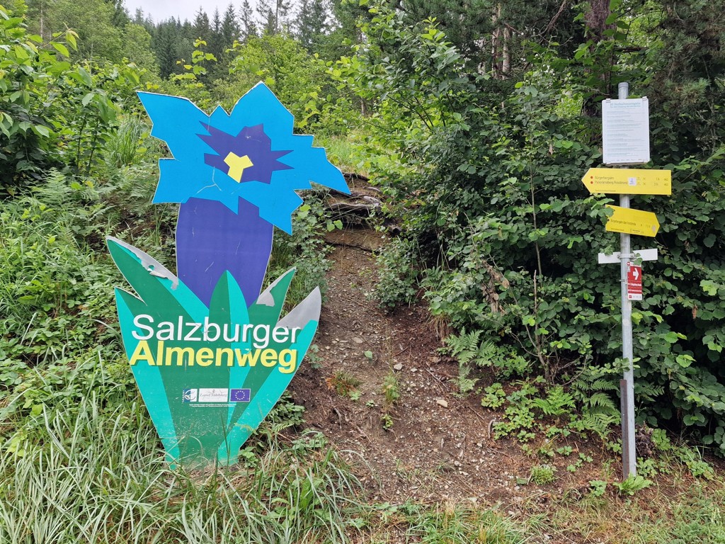 bord met de Blauwe Gentiaan, het symbool van de Salzburger Almenweg