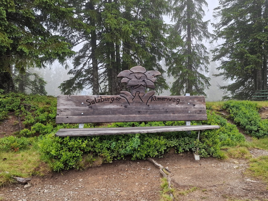 Bank met opschrift Salzburger Almenweg