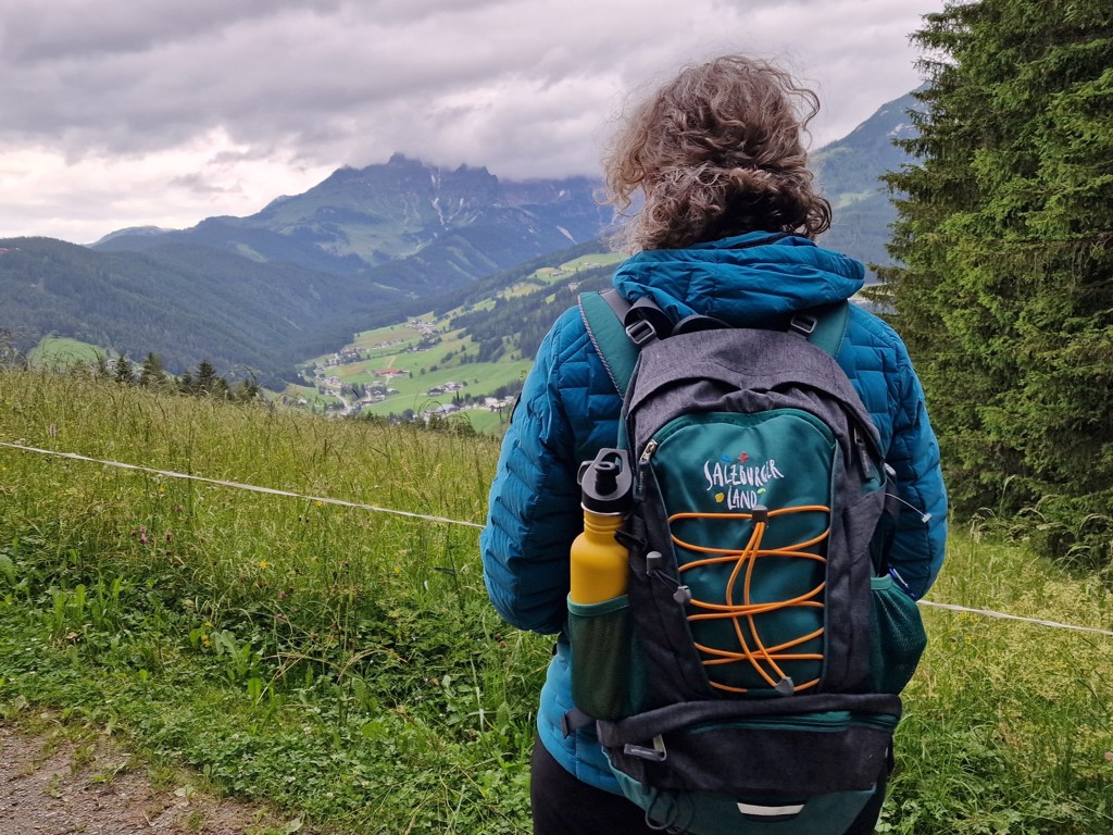 zicht op Salzburger Almenweg in Filzmoos. Rugzak met SalzburgerLand opschrift