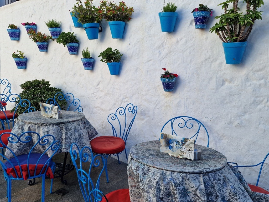 blauwe plantenpotten in Mijas Pueblo in Andalusië