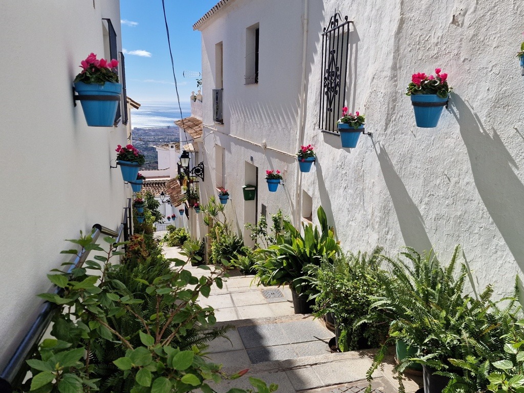 Mijas Puelblo - witte bergdorp - straatje met view