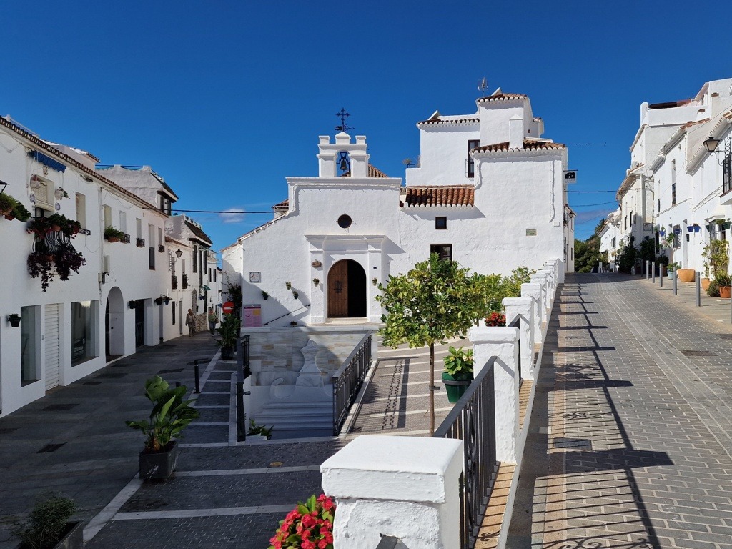 kerkje en fontein in witte bergdorp Mijas Puelbo