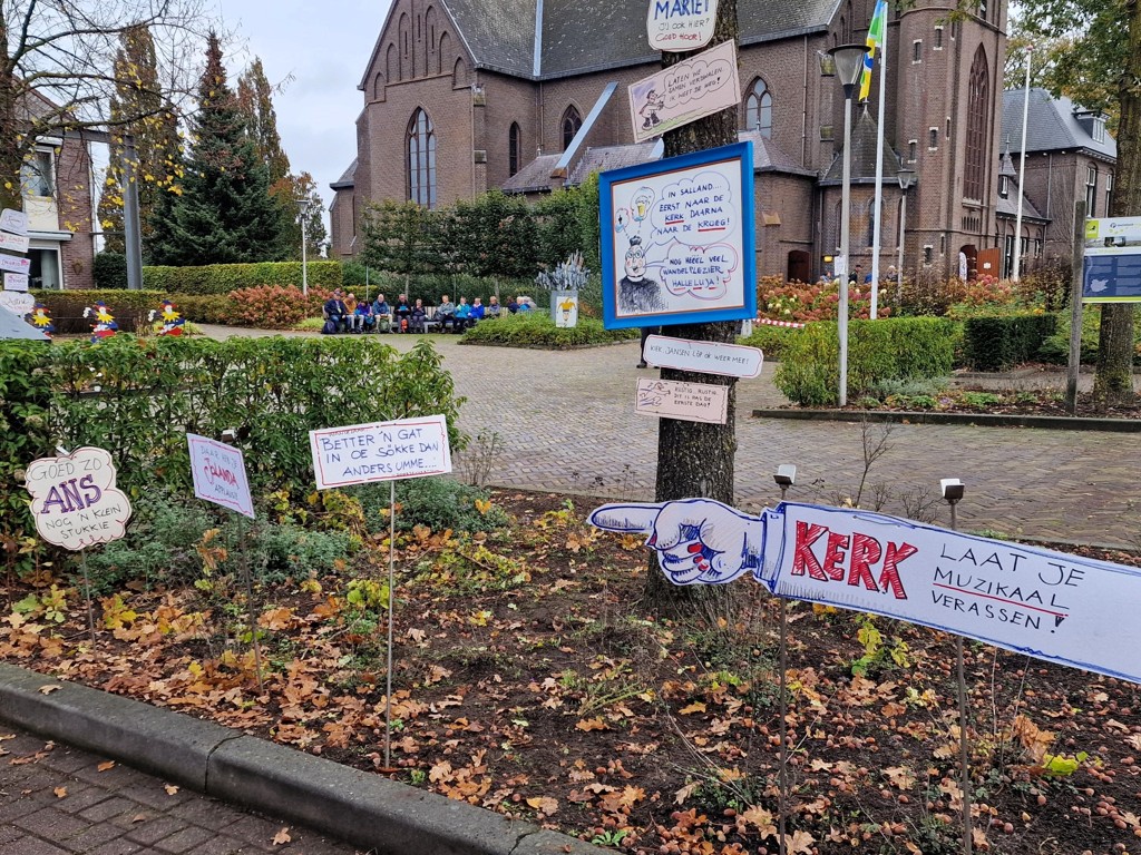 Kerkplein Broekland tijdens Sallandse Wandelvierdaagse