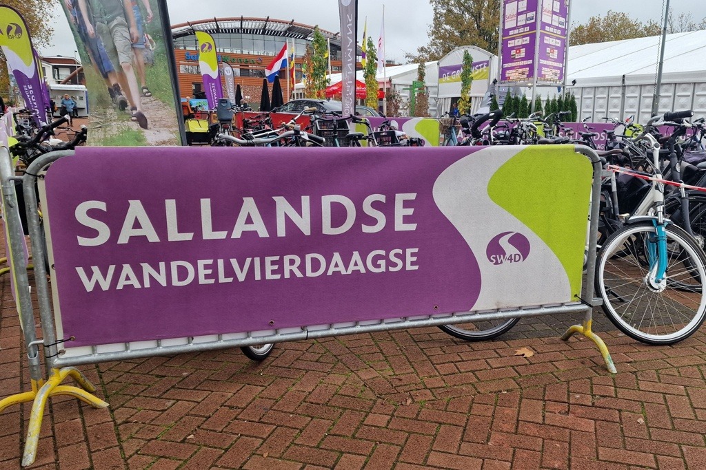 De Sallandse Wandelvierdaagse 2024 dag 1: Sfeer proeven in Broekland