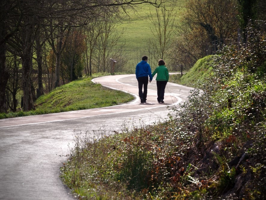 Hand in hand wandelen - Valentijnswandeling